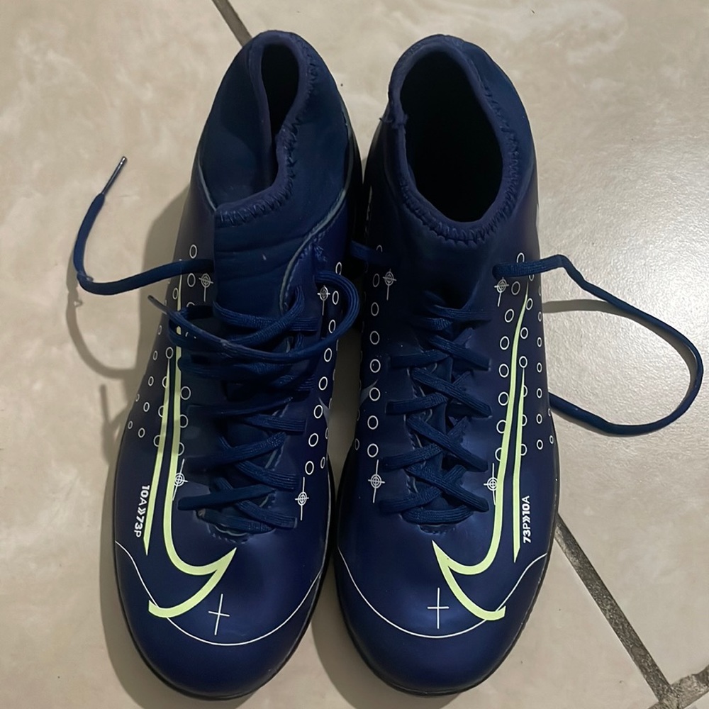 Indoor soccer cleats size 5y new